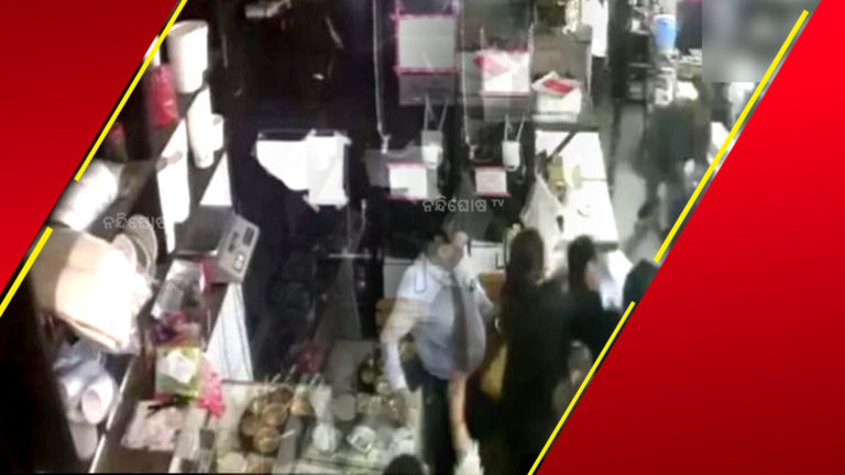 ଖାଇବା ଦେବାରେ ବିଳମ୍ବ କରିବାରୁ ରେଷ୍ଟୁରାଣ୍ଟର କର୍ମଚାରୀଙ୍କୁ ମାଡ