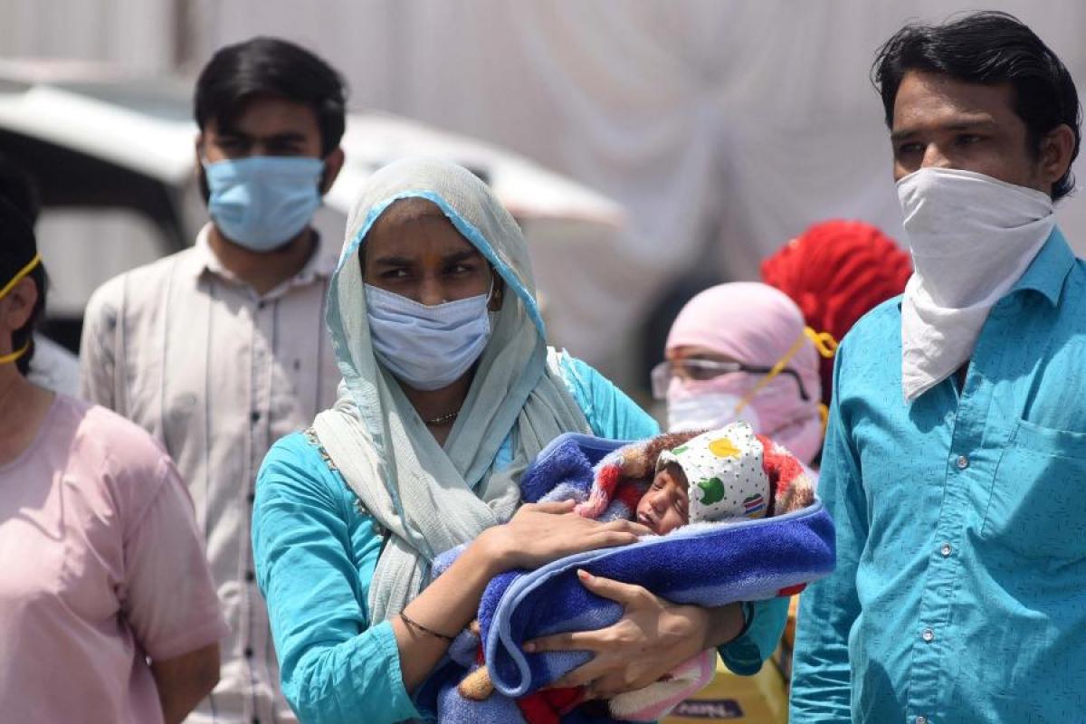 Coronavirus Good Hope New Born Baby Removed Mask From Doctors Face In UAE Photo Viral (3) Coronavirus Good Hope New Born Baby Removed Mask From Doctors Face In UAE Photo Viral
