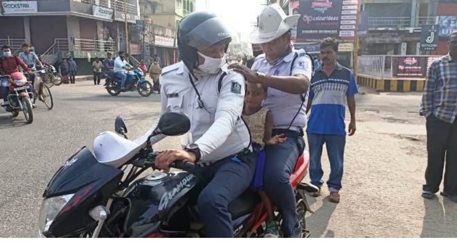 People Of Bolangir Town Appreciated Traffic Police For Helping Nature Towards Accident Injured