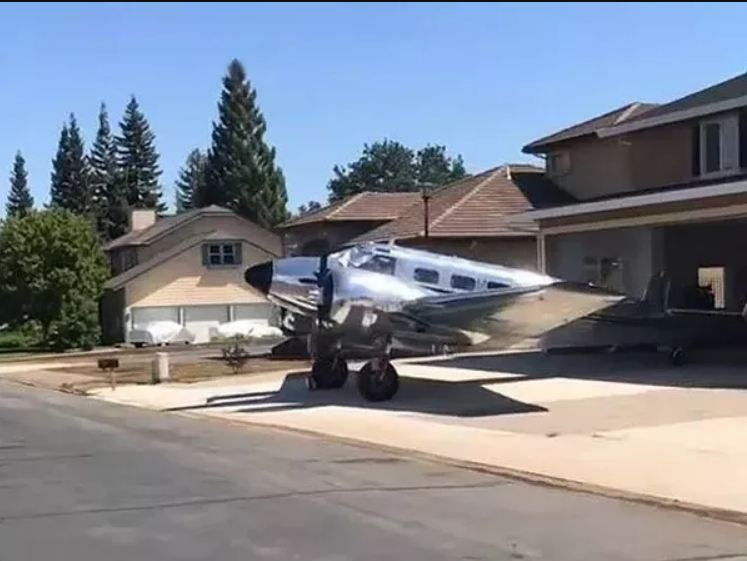 The USA Air Parks Village Where Residents Have Planes Parked Outside Their House (1)