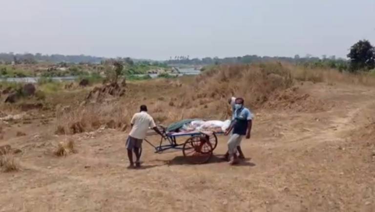 Dead Body Carried In Trolley Rickshaw In Sambalpur