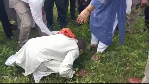 Mathura Viral Fever Old Man Touch CMO Feet For Child Treatment