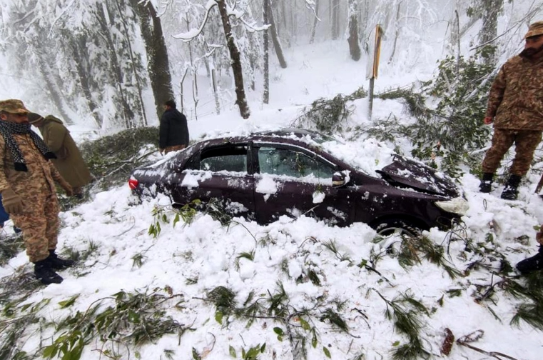 Pakistan At least 21 dead as heavy snow traps people in cars