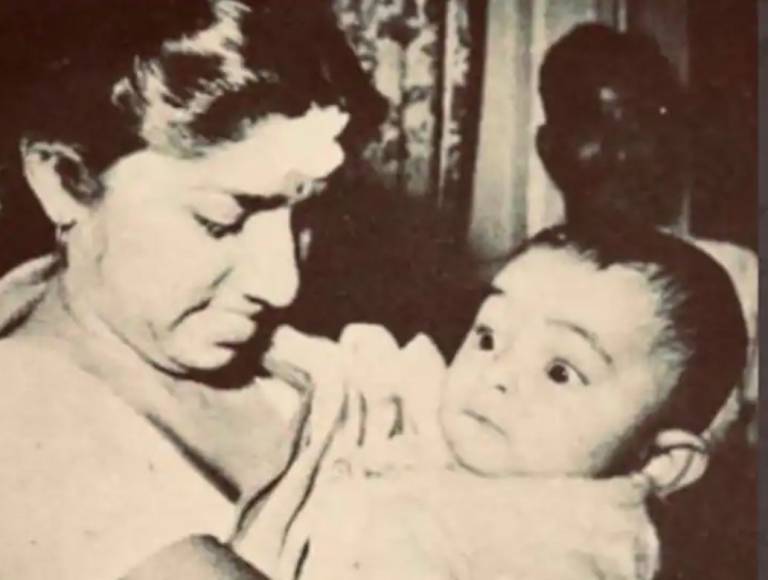 Lata Mangeshkar Holding Rishi Kapoor Photo Goes Viral