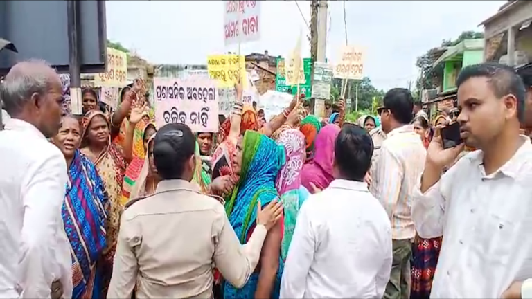 ନାମ ଫଳକକୁ ନେଇ ବିବାଦ, ଅଧିକାରୀଙ୍କୁ ଘେରିଲେ ଗାଁ ଲୋକେ