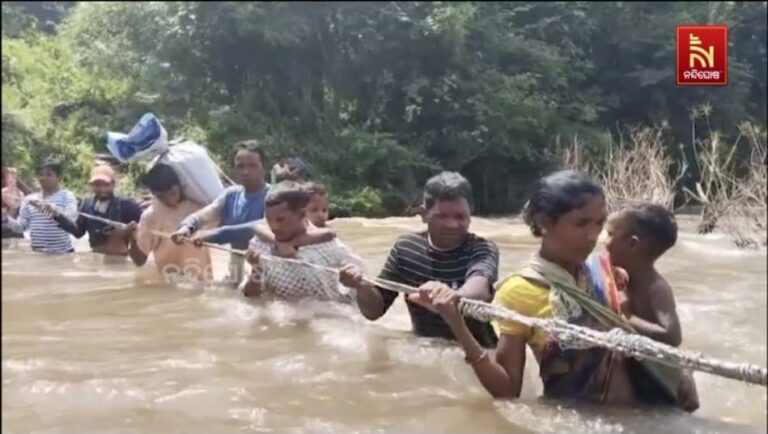 ବାଟ ହୁଡିଛି ବିକାଶ: ବିଦ୍ୟୁତ ତାର ସାହାଯ୍ୟରେ ଭରା ନଦୀ ପାର ହେଉଛନ୍ତି ଲୋକେ