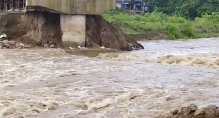 ଫୁଲୁଛି ବାହୁଦା ନଦୀ, ଖୋଲିଲା ବାଘଲଟି ଡ୍ୟାମର ତିନୋଟି ଗେଟ୍