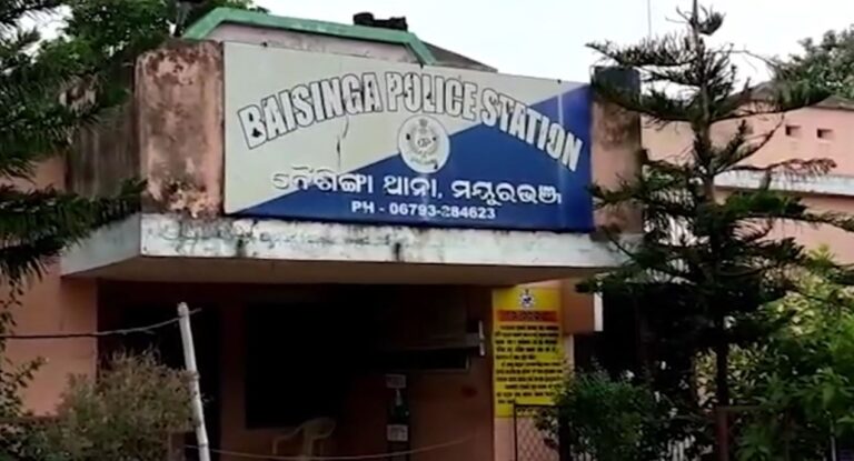 ଜଙ୍ଗଲ ମଧ୍ୟରେ ପୋଲିସର ଅତର୍କିତ ଚଢ଼ାଉ, ୨ ଦେଶୀ ବନ୍ଧୁକ ସହ ଗୁଳି ଜବତ
