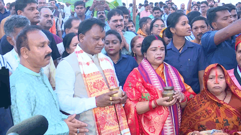 କୁଆଖାଇ ନଦୀକୂଳରେ ଛଟପୂଜା : ସାମିଲ ହେଲେ ମୁଖ୍ୟମନ୍ତ୍ରୀ ମୋହନ ମାଝୀ