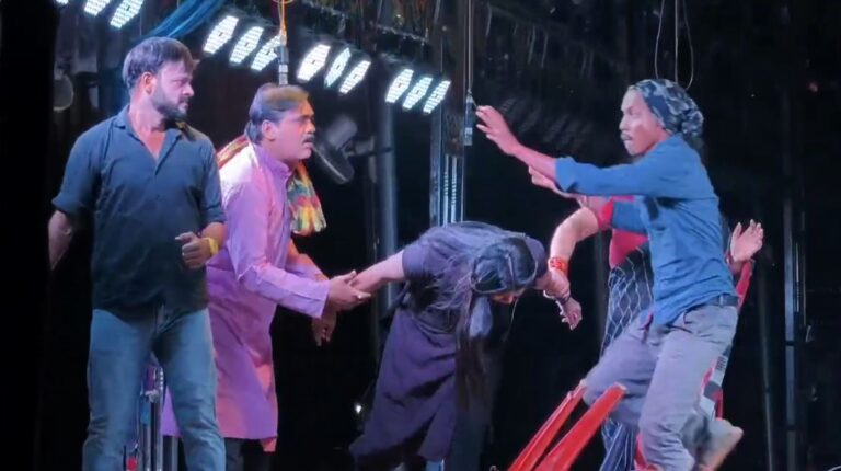 ଯାତ୍ରା ମଞ୍ଚରେ କଳାକଳରଙ୍କ ଅଭିନୟ ଦେଖି ତାତିଲେ ଦର୍ଶକ, ଚେୟାର ଫିଙ୍ଗିବା ସହ ଷ୍ଟେଜକୁ ଉଠି ମାରିଲେ ଚାପୁଡ଼ା
