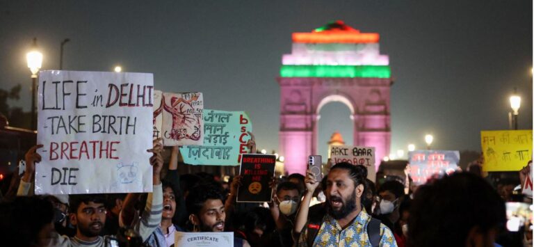ବାୟୁ ପ୍ରଦୂଷଣ ପାଇଁ ରେଡ ଜୋନରେ ଦିଲ୍ଲୀ ;  ପ୍ରଦୂଷଣ ବିରୋଧରେ ଇଣ୍ଡିଆ ଗେଟ ଆଗରେ ଦିଲ୍ଲୀବାସୀଙ୍କ ପ୍ରତିବାଦ
