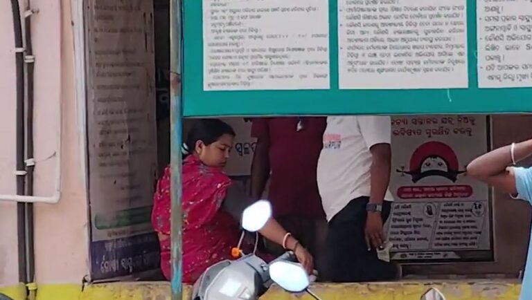 ବିପର୍ଯ୍ୟସ୍ତ ସ୍ଵାସ୍ଥ୍ୟସେବା, ସିକ୍ୟୁରିଟି ଗାର୍ଡ ମାପୁଛନ୍ତି ରୋଗୀଙ୍କ ରକ୍ତଚାପ