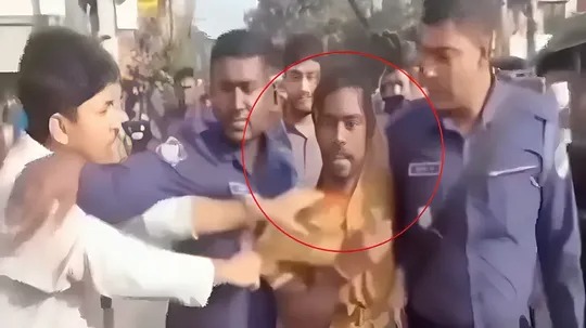 ବାଂଲାଦେଶରେ ହିନ୍ଦୁ ରିକ୍ସା ଚାଳକଙ୍କୁ ନିର୍ମମ ମାଡ଼ ; ହାତରେ ପବିତ୍ର ସୂତା ଦେଖି ଚିହିଁକିଲେ ଇସଲାମ ମୌଳବାଦୀ