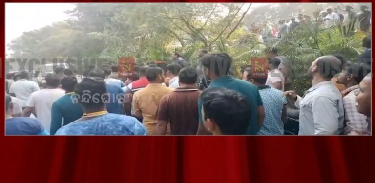 ଭୁବନେଶ୍ବର ଏୟାରପୋର୍ଟ ଥାନା ଘେରାଉ କଲେ ଶହ ଶହ ଅଟୋ ଡ୍ରାଇଭର