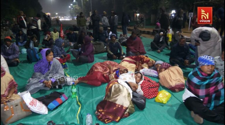 ଶୀତ ରାତିରେ ଶିକ୍ଷକଙ୍କ ଅନ୍ଦୋଳନ: ସବୁ କଷ୍ଟକୁ ତିଳେମାତ୍ର ନାହିଁ ଖାତିର