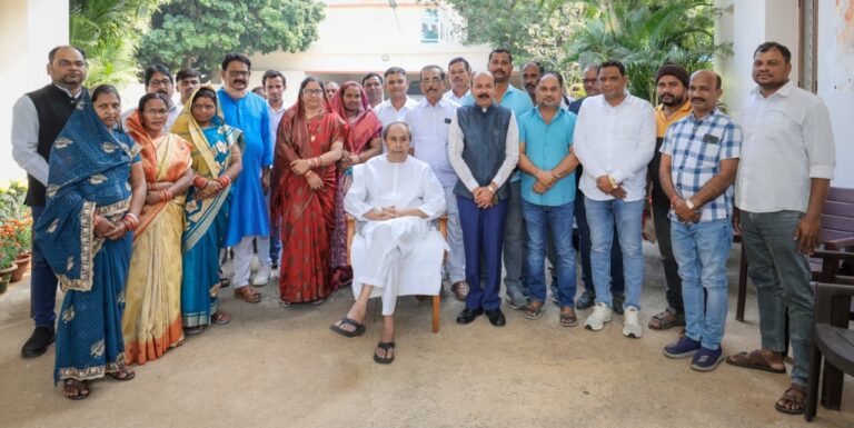 ନବୀନଙ୍କୁ ଭେଟିଲେ ହିଞ୍ଜିଳି ମ୍ୟୁନିସିପାଲିଟିର ବିଜେଡି ନେତା ଓ କର୍ମୀ