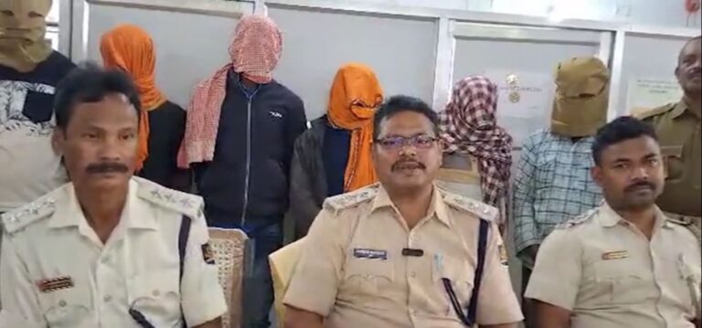 ସୁନା ବିସ୍କୁଟ ଦଲାଲ ଗିରଫ : ଗାଡି, ମୋବାଇଲ ସହ ଲକ୍ଷାଧିକ ଟଙ୍କା ଜବତ