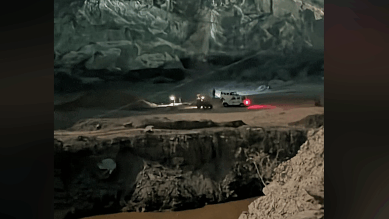 ଖଣି ମାଫିଆଙ୍କ ଦୌରାତ୍ମ୍ୟ: ଖଣି ବିଭାଗ କର୍ମଚାରୀଙ୍କ ଠାରୁ ଛଡାଇ ନେଲେ ୩ ଟ୍ରକ