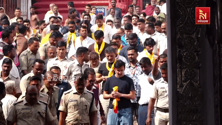 ବାରବାଟୀ ମ୍ୟାଚ ପୂର୍ବରୁ ମହାପ୍ରଭୁଙ୍କ ଆଶିଷ ନେଲେ କୋଚ ଓ କ୍ୟାପଟେନ