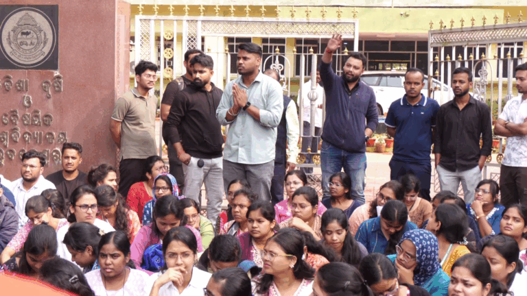 ଷ୍ଟାଇପେଣ୍ଡ ଦାବିରେ ଆନ୍ଦୋଳନକୁ ଓହ୍ଲାଇଲେ ଓୟୁଏଟି ଛାତ୍ରଛାତ୍ରୀ