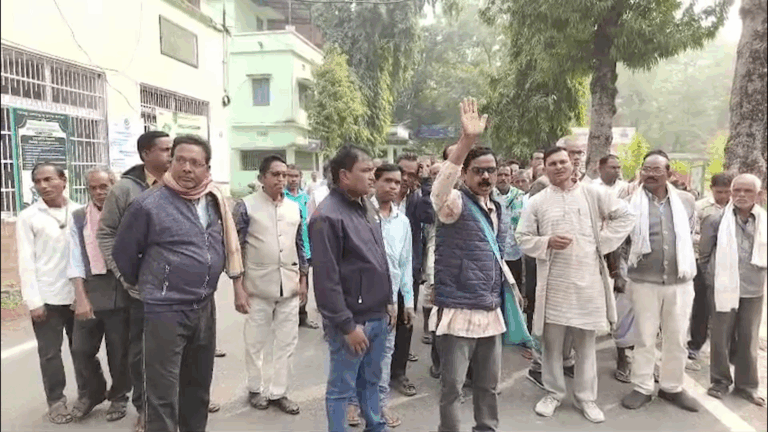 ବରଗଡ଼ ଜିଲ୍ଲାପାଳଙ୍କ କାର୍ଯ୍ୟାଳୟକୁ ଧସେଇ ପଶିଲେ ଚାଷୀ