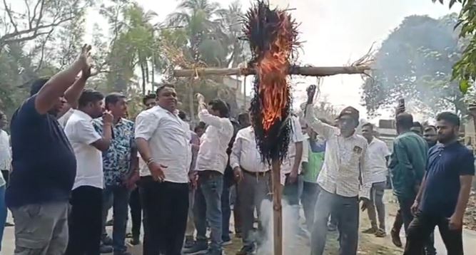 ଶିକ୍ଷକଙ୍କ ବଦଳି ପ୍ରତିବାଦରେ ବିଇଓ କାର୍ଯ୍ୟଳୟ ସମ୍ମୁଖରେ ଯୁବ ବିଜେଡିର ବିକ୍ଷୋଭ