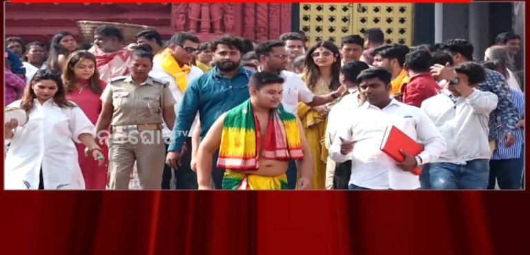 ପରିବାର ସହ ପୁରୀ ଆସି ଶ୍ରୀମନ୍ଦିରରେ ମହାପ୍ରଭୁଙ୍କୁ ଦର୍ଶନ କଲେ ବଲିଉଡ୍ ଅଭିନେତ୍ରୀ ଶିଳ୍ପା ସେଟ୍ଟୀ