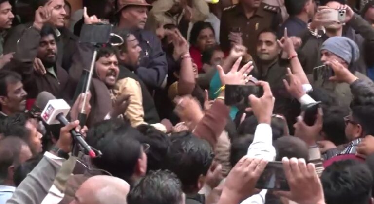 ଇନ୍ଦୋରରେ ଥମୁନି ଦୂଷିତ ପାଣିକୁ ନେଇ ଯନ୍ତ୍ରଣା, ରାଜରାସ୍ତାରେ ମହିଳାଙ୍କ ପ୍ରତିବାଦ