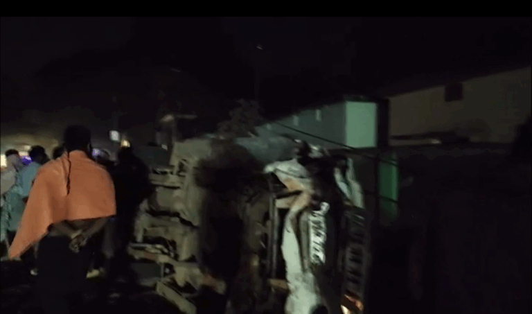 ରୋଗୀକୁ ଧରି ଯାଉଥିବା ଗାଡ଼ି ଦୁର୍ଘଟଣାଗ୍ରସ୍ତ ; ୪ ଜଣ ଗୁରୁତର ଆହତ