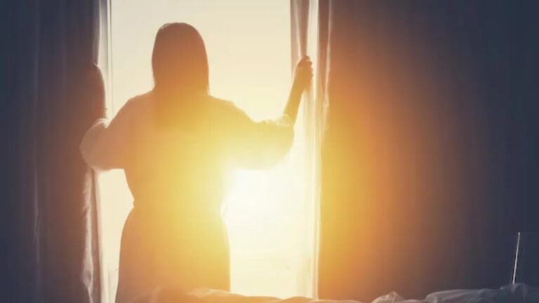 ସକାଳୁ ସକାଳୁ ଆଖି ଖୋଲିଲେ ଦେଖନ୍ତୁ ନାହିଁ ଏସବୁ ଜିନିଷ, ମାଡ଼ି ଆସିବ ବିପଦ