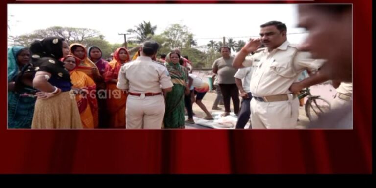 କଣ୍ଟ୍ରାକ୍ଟର ଓ ରାଜନେତାଙ୍କ ମନୋମୁଖୀ କାର୍ଯ୍ୟକୁ ବିରୋଧ: ଭୁବନେଶ୍ବର ଧଉଳି ନିକଟରେ ରାସ୍ତାରୋକ କଲେ ଗ୍ରାମବାସୀ