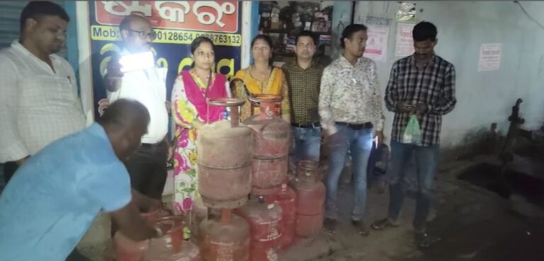 ଗ୍ୟାସଭର୍ତ୍ତି ୬ଟି ସିଲିଣ୍ଡର ସହିତ ୩୩ଟି ଫାଙ୍କା ସିଲିଣ୍ଡର ଜବତ