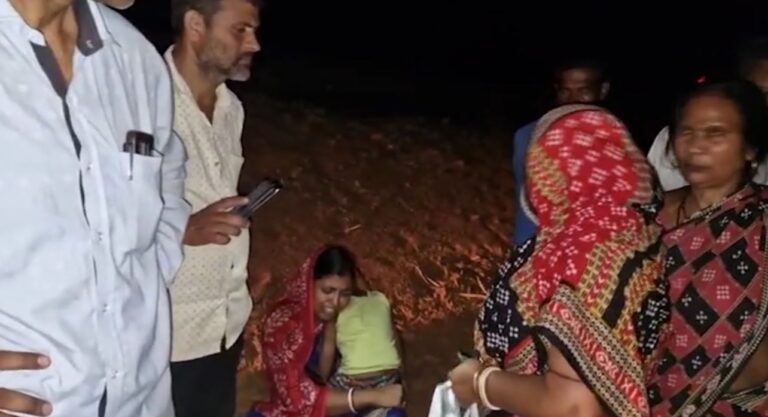 ମୁଣ୍ତରେ ବନ୍ଧୁକ ଲଗାଇ ଗହଣା ଭର୍ତ୍ତି ବ୍ୟାଗ ଝାମ୍ପିନେଲେ ଦୁର୍ବୃତ୍ତ