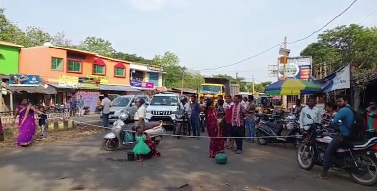 ପାଣି ପାଇଁ ଶହ ଶହ ମହିଳା ଗରା ବାଲଟି ଧରି କଲେ ରାସ୍ତାରୋକ